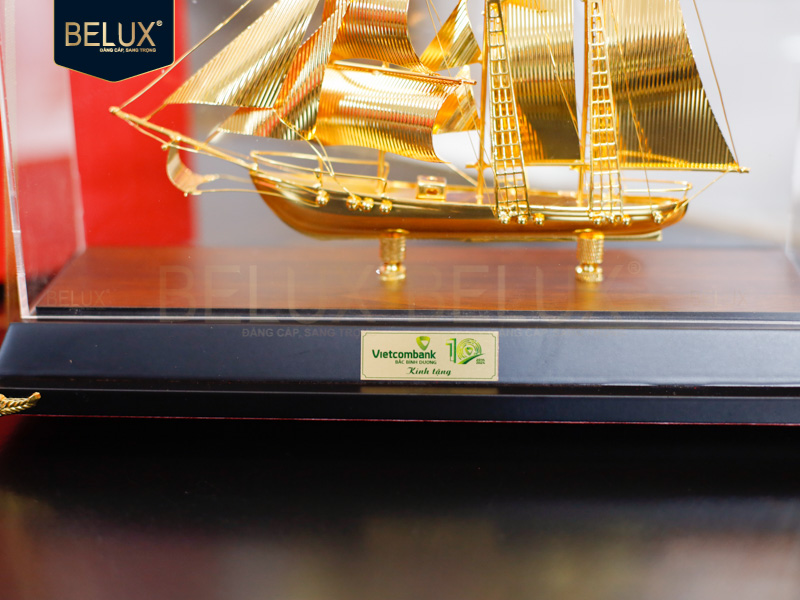 Lô 200 mô hình thuyền Vietcombank 31x12x22cm mạ vàng 24k thiết kế theo yêu cầu